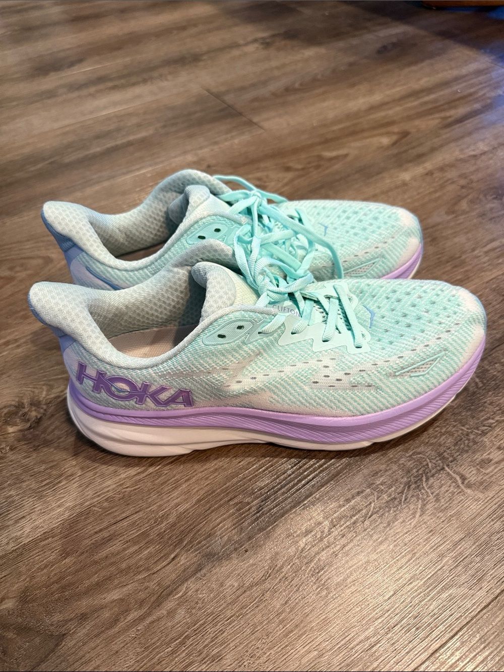 Hoka Clifton 9 Sneakers Women's size 10.5 D / Men’s 9 in Ocean Lilac Mist